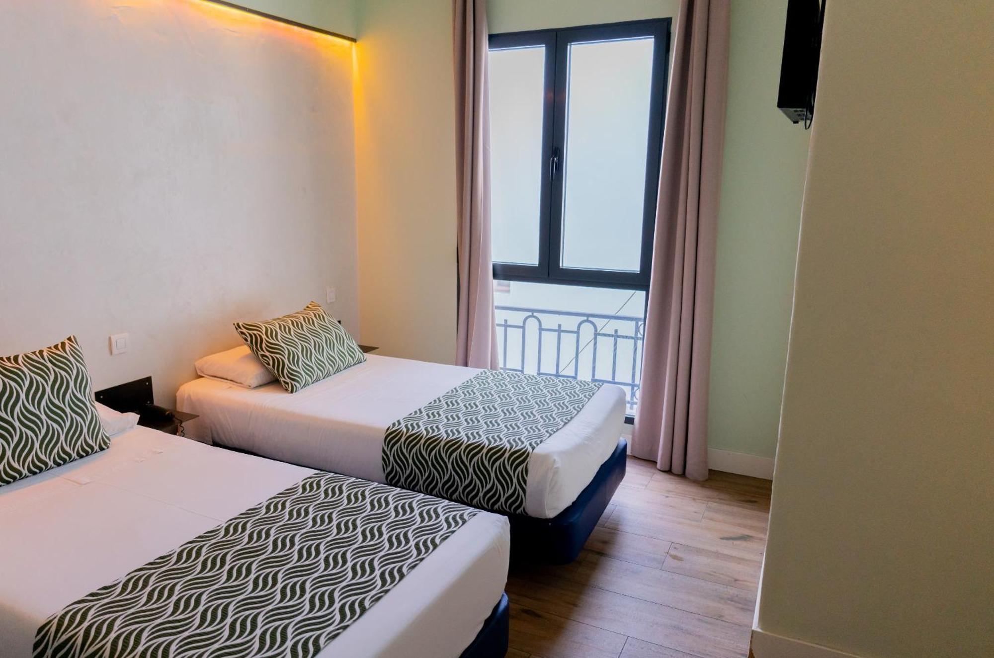 Hostal Charlotte-Gran Via Madrid Bagian luar foto