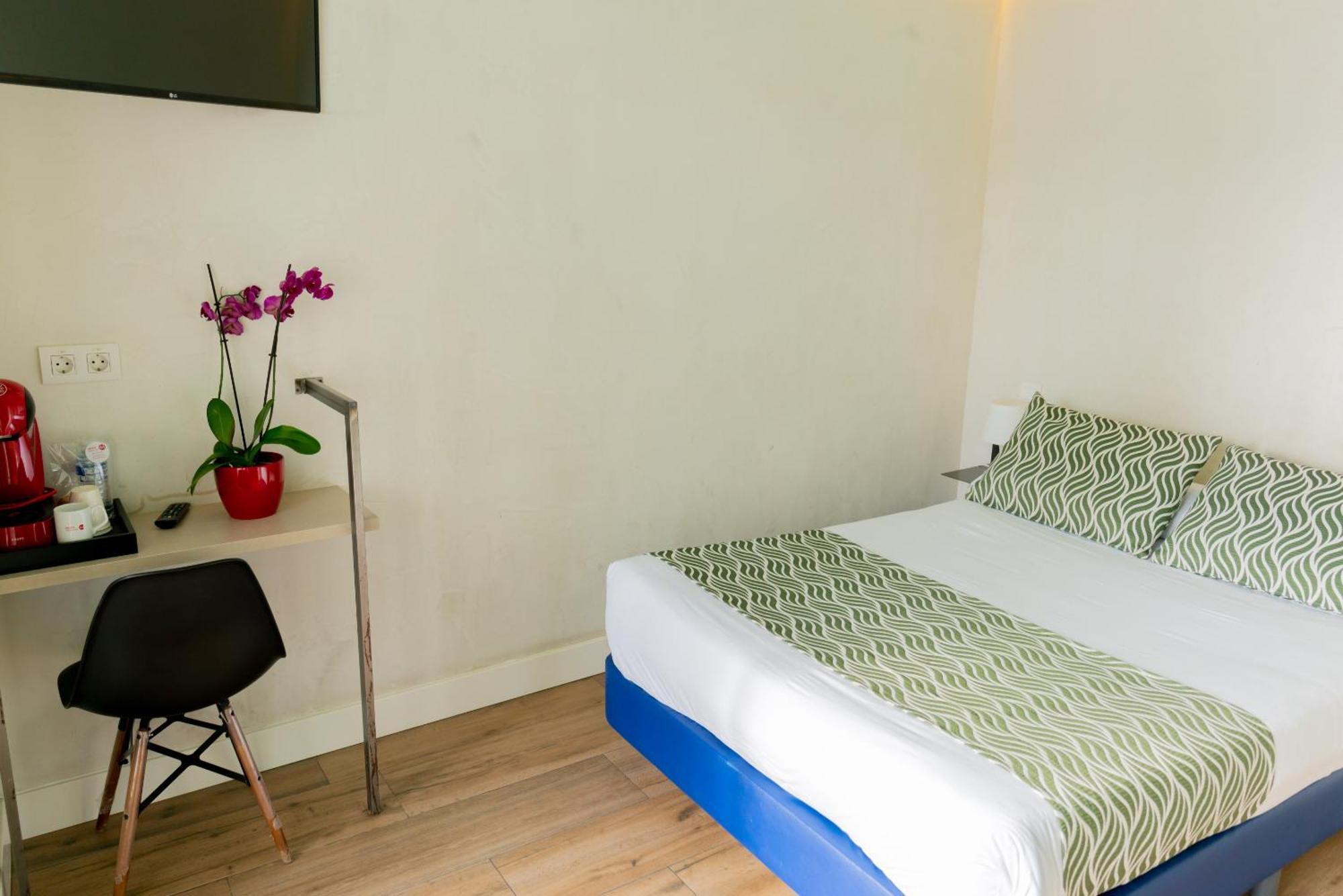 Hostal Charlotte-Gran Via Madrid Bagian luar foto